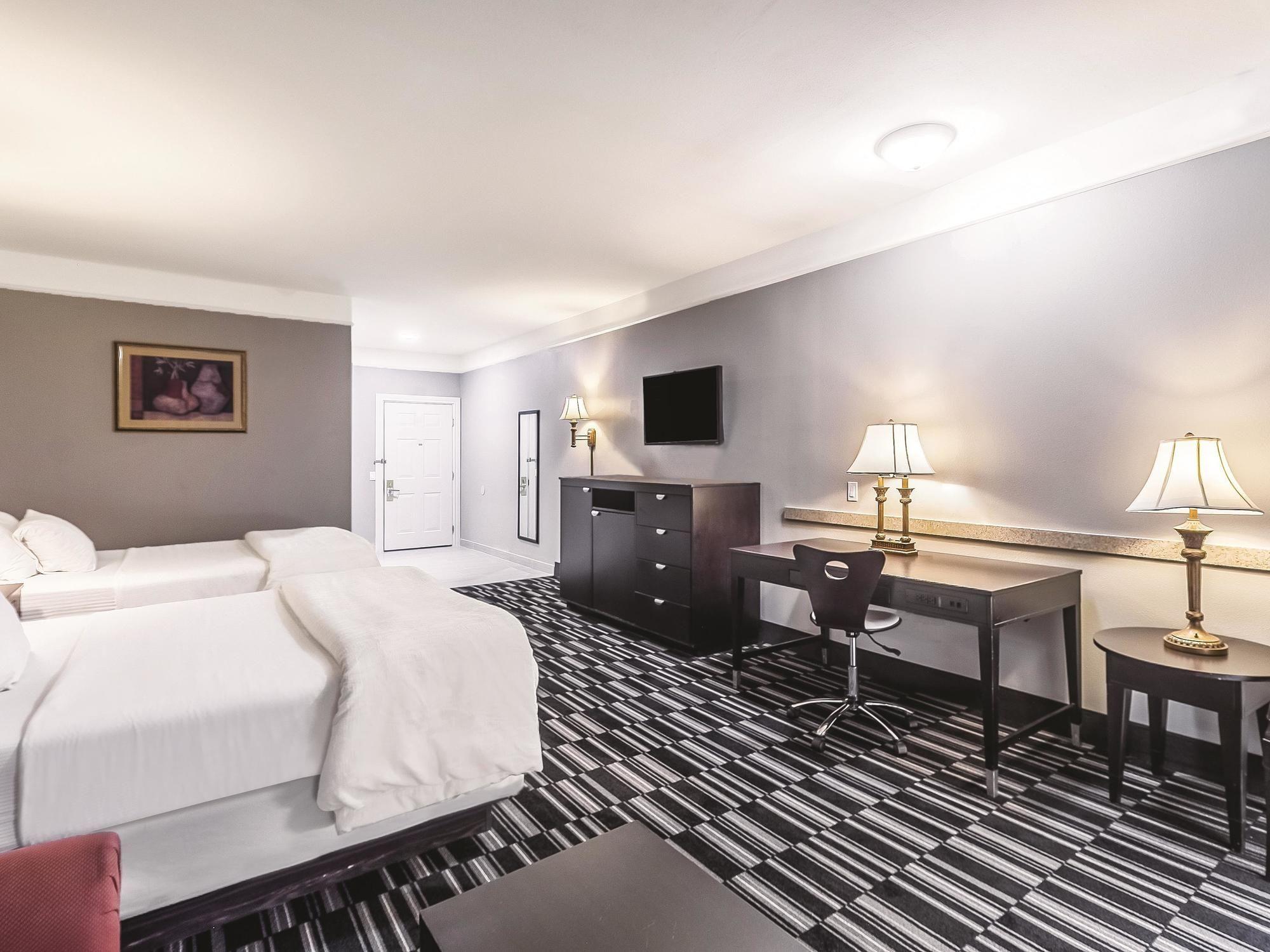 La Quinta Inn & Suites by Wyndham Alamo McAllen East - photo 7