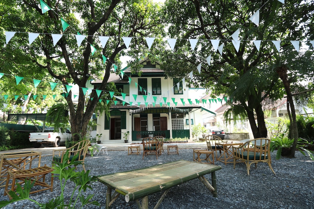24 Samsen Heritage House