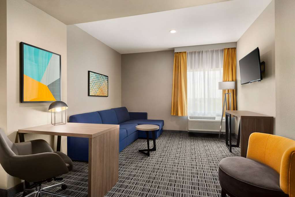 La Quinta Inn & Suites by Wyndham Richmond Sugarland - photo 29