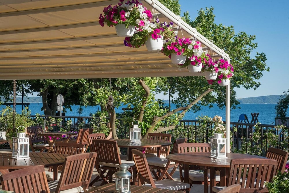 Malì Guest House & Terrace Bar — 4-Star Luxury Hotel in Trevignano Romano, Italy