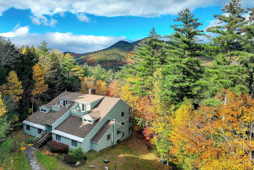 Inviting Bartlett Condo 1 Mi to Attitash Mountain — 4-Star Luxury Hotel in Bartlett, United States