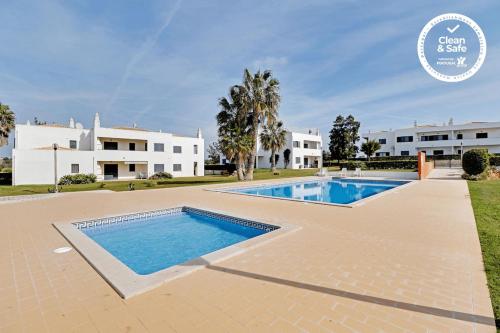 Pêra Secret Garden 1 and Pool by Homing — 4-Star Luxury Hotel in Pera, Portugal
