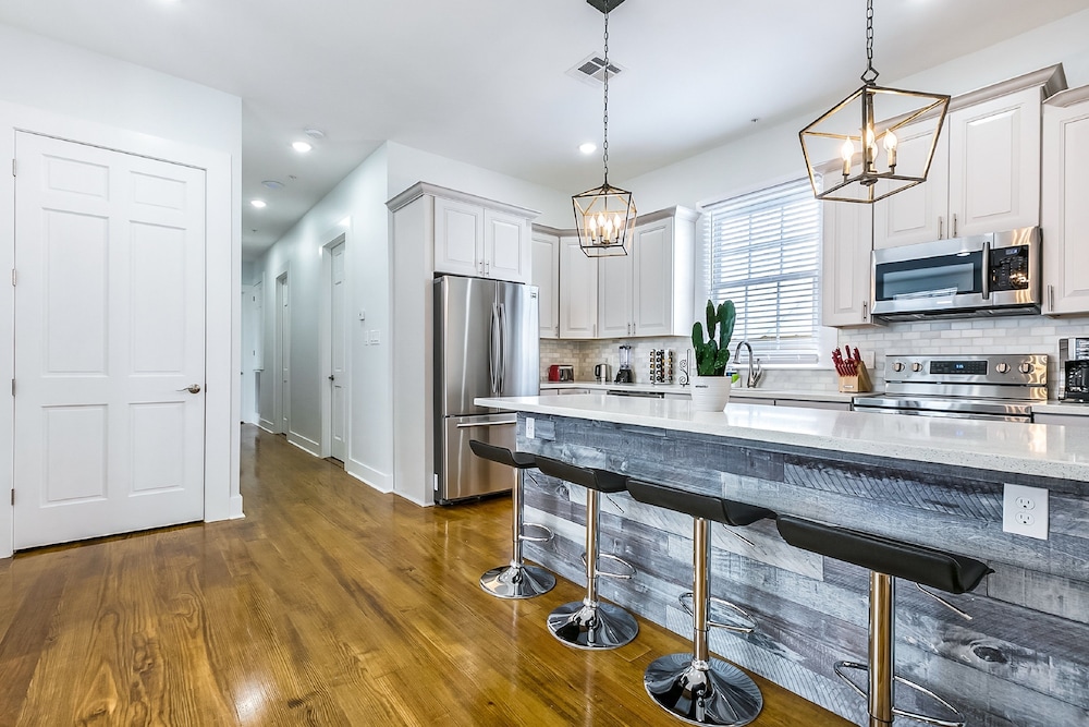 Newly Renovated 4BD Penthouse - photo 2