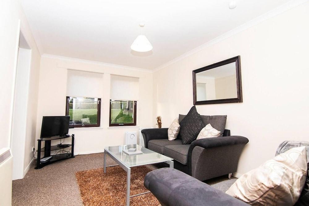 2 Bed Flat Sleeps 4 Parking Wifi — 4-Star Luxury Hotel in Aberdeen, United Kingdom