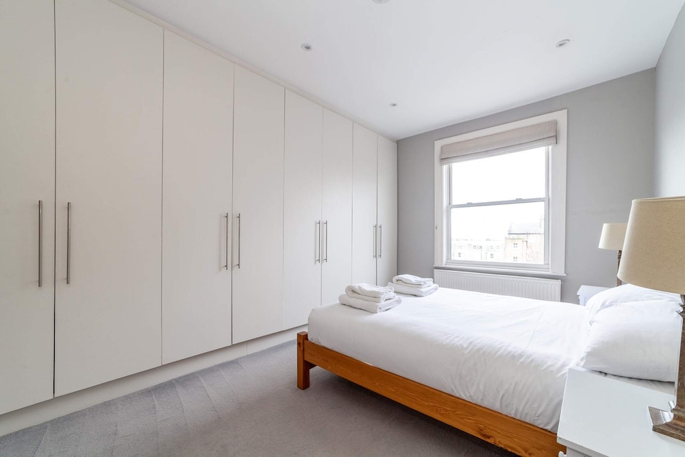 Modern 2 bed Flat in Shepherds Bush Comfort & Style — 4-Star Luxury Hotel in London, United Kingdom