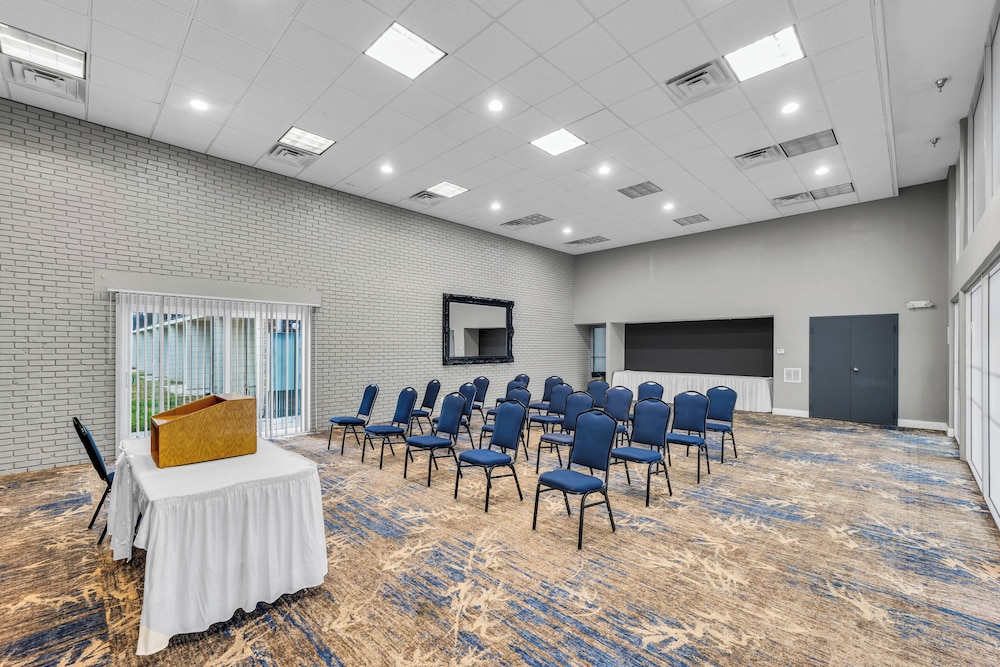 Eastlake Suites Hotel & Conference Center By OYO Urbana - photo 135