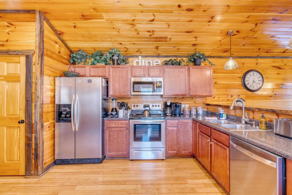 Bear Cove by Avantstay Hot Tub Pool Table - photo 20