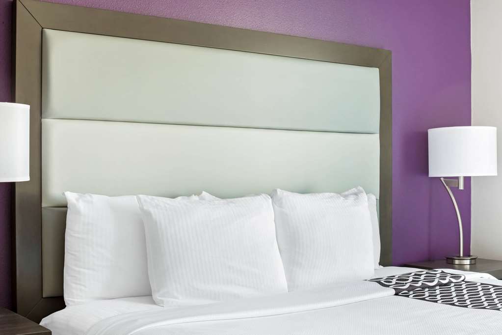 La Quinta Inn & Suites by Wyndham Pharr North McAllen - photo 20