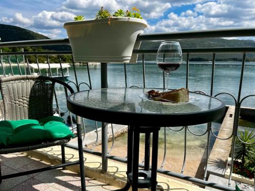 Villa Luka Apartman Pavo — 4-Star Luxury Hotel in Ston, Croatia
