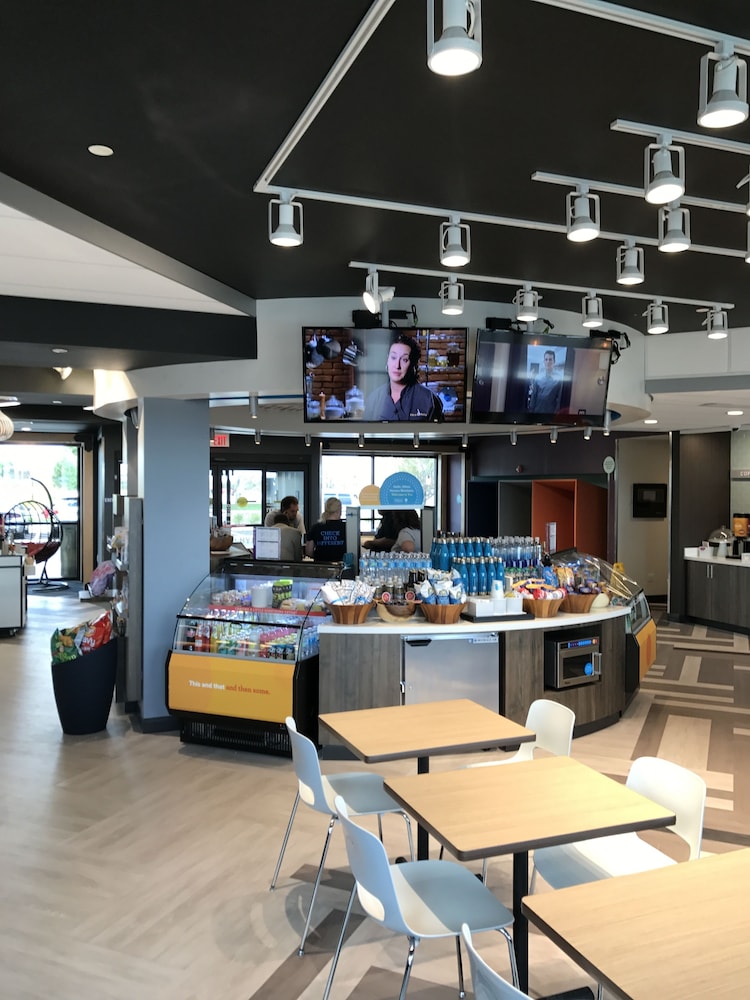 Tru by Hilton Cedar Rapids Westdale - photo 2