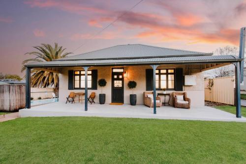 ‘The Gladstone’ An Expansive Outdoor Oasis in Town in Mudgee, Australia