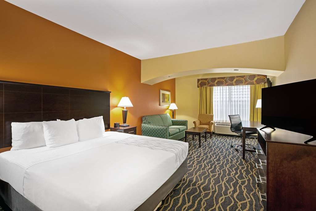 La Quinta Inn & Suites by Wyndham Tulsa Airpt Expo Square - photo 47
