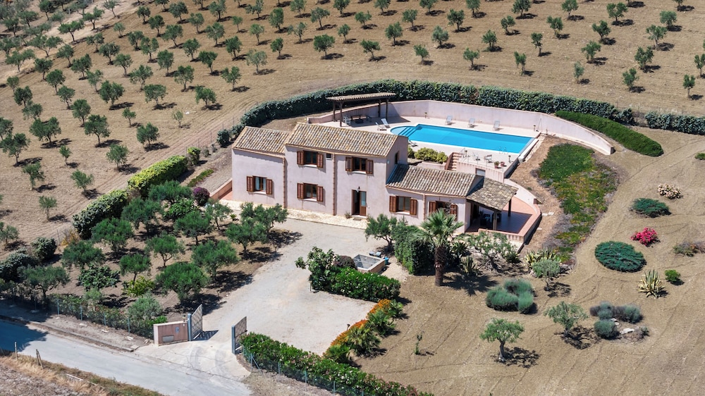 Villa sui Colli Ericini con Piscina — 4-Star Luxury Hotel in Erice, Italy