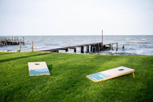 Waterfront Lux Cottage With Amazing Views Near DC — 4-Star Luxury Hotel in North Beach, United States