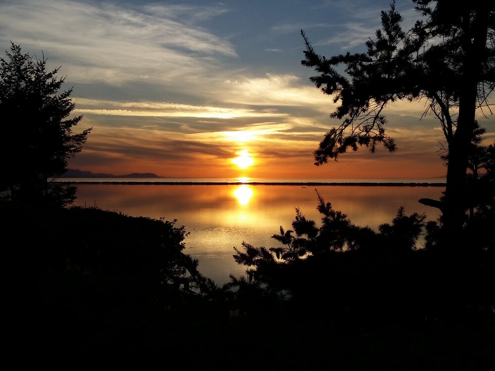 Juan de Fuca Waterfront Hotel & Cottages - photo 29