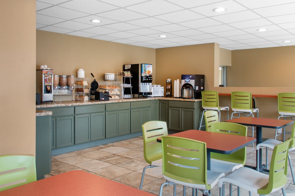 Econo Lodge Inn And Suites - photo 15