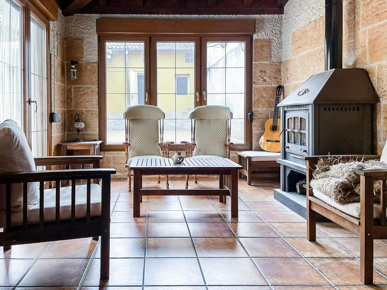 Casa El Arrabal Casa Con Chimenea Piscina Y Patio — 4-Star Luxury Hotel in Medina De Rioseco, Spain