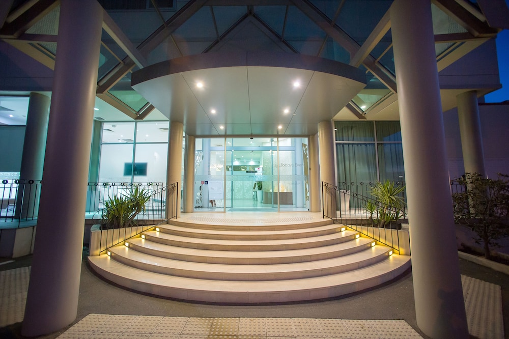 Sfera's Park Suites & Convention Centre — hotel in Modbury