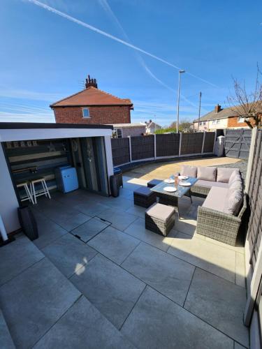 Delightful newly renovated 3 bed house with garden beach hut — 4-Star Luxury Hotel in Blackpool, United Kingdom