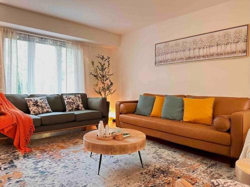 Cozy 3 bdr Retreat in a Prime location — 4-Star Luxury Hotel in Streamwood, United States