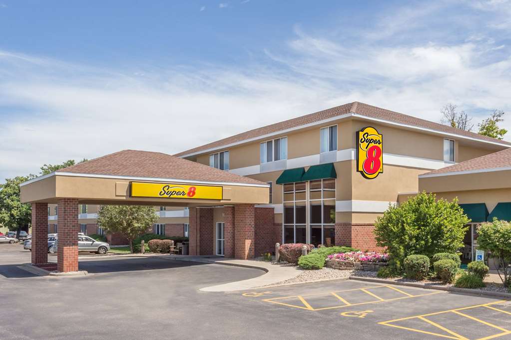 Super 8 by Wyndham Madison South in Madison, United States