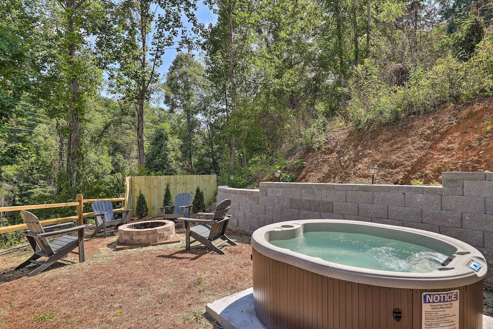 Pet Friendly Asheville Retreat with Hot Tub in Asheville, United States