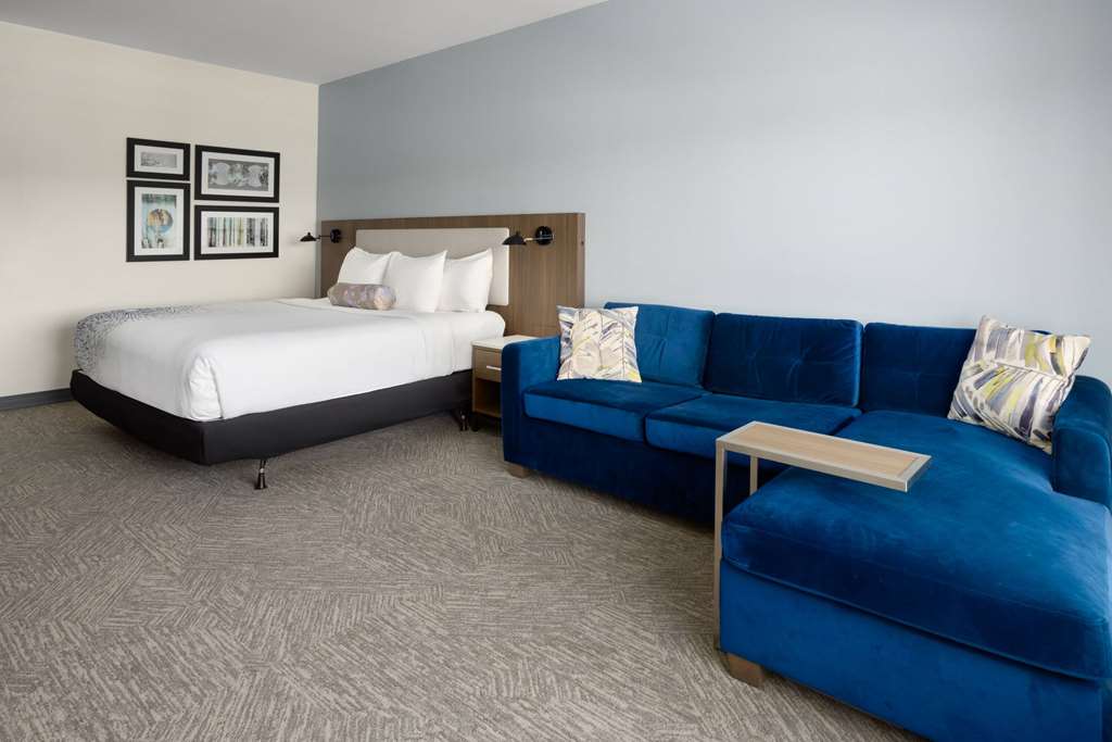 La Quinta Inn & Suites by Wyndham Locust Grove - photo 30