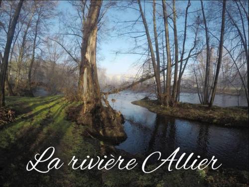 Le 19 Suite 19 50m2 Centre Historique Clim — 4-Star Luxury Hotel in Langeac, France