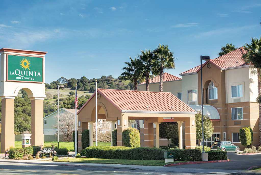 La Quinta Inn & Suites by Wyndham Fairfield Napa Valley - featured photo