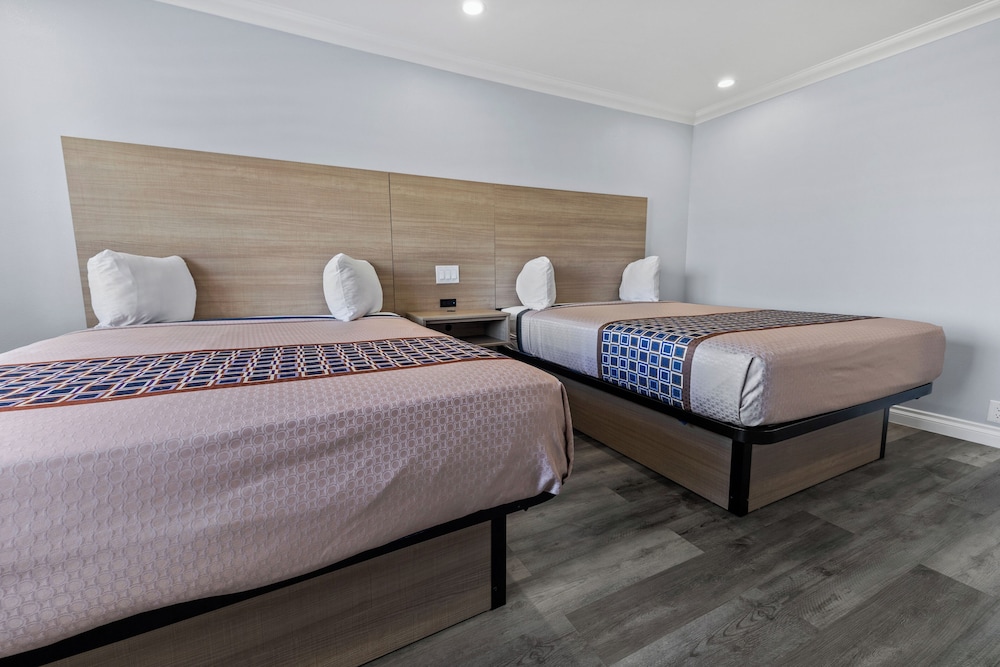 Downey Inn Luxury Suites - photo 6