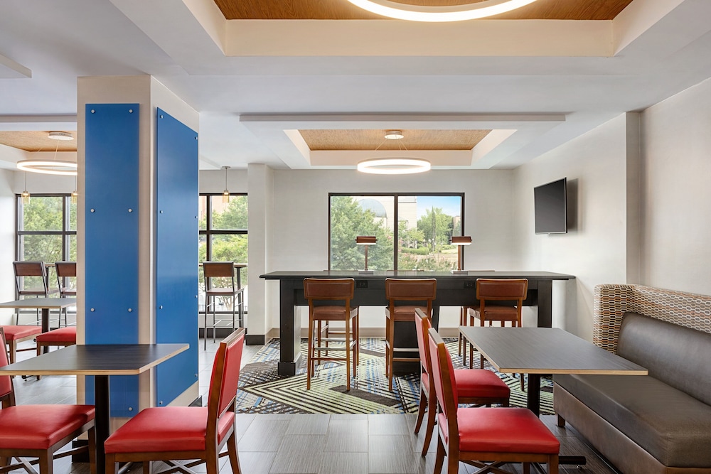 Holiday Inn Express & Suites Greenville Downtown by IHG - photo 41