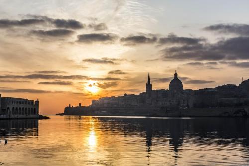 Seafront Luxury Apartment with Pool by Buena Vista — 4-Star Luxury Hotel in Sliema, Malta