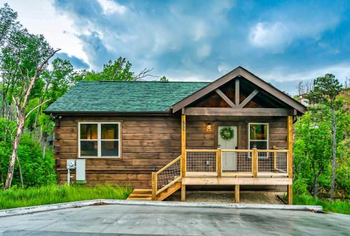 Modern Mountain Cabin Hot Tub Near Downtown — 4-Star Luxury Hotel in Gatlinburg, United States