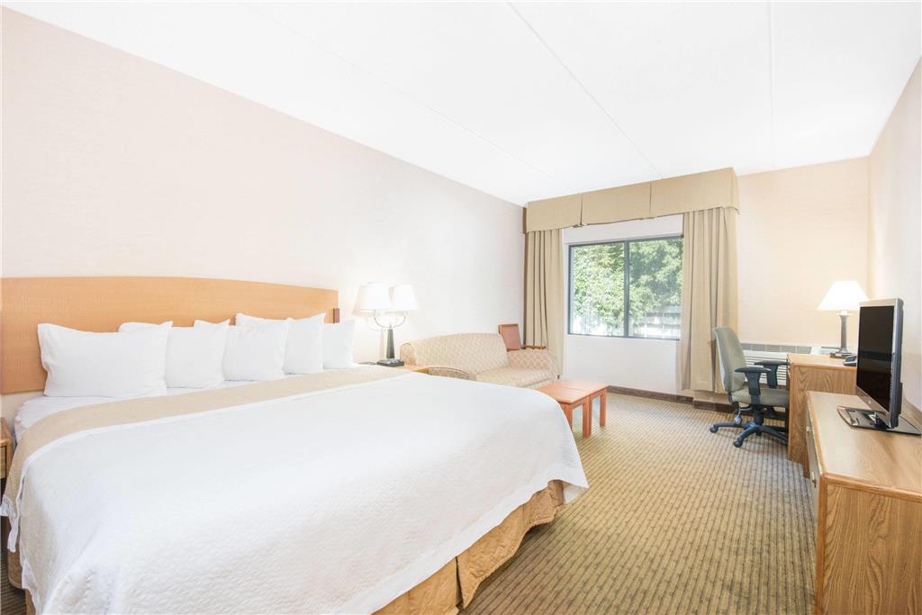 Days Inn by Wyndham Duluth Lakewalk - photo 12