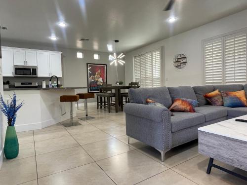 Perfect LV Home Gated & Quiet 9mins to Strip — 4-Star Luxury Hotel in Las Vegas, United States