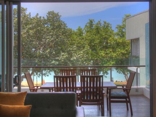 Maggies Beachfront Apt. 8 — Magnetic Island — photo 2