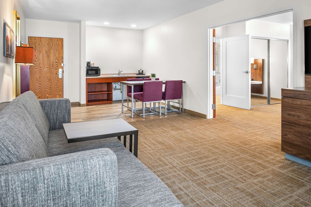 Hampton Inn Grand Rapids North - photo 15