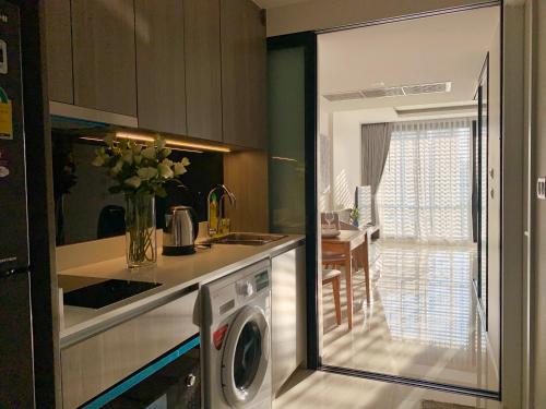 Bangkok&Pool&BTS Asoke&MRT Sukhumvit&Max2ppl
