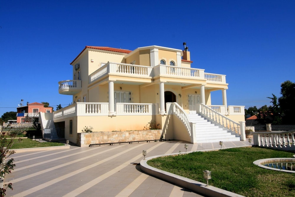 Luxurious Villa Anthi — 4-Star Luxury Hotel in Chania, Greece