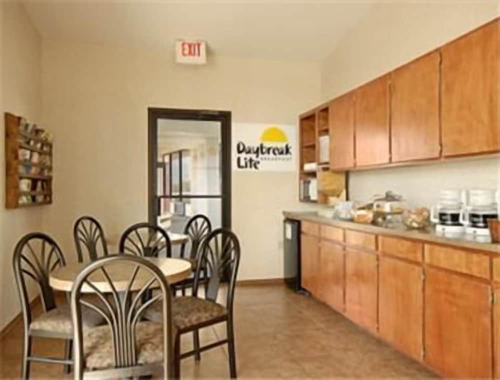 Sunset Inn Clarksville - photo 37