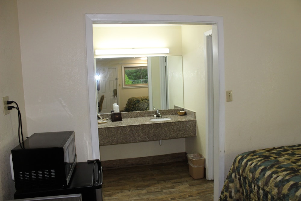 EverGreen Inn & RV - photo 25