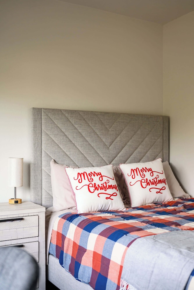 Cozy Full Bedroom Shared Home Great Value 22326802 — Norwalk