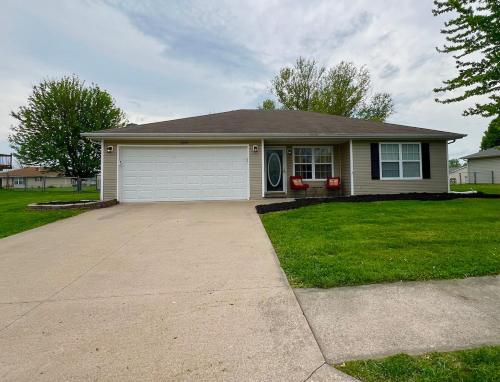 Relax Enjoy Mid Missouri with Fenced in Back Yard — hotel in Boonville