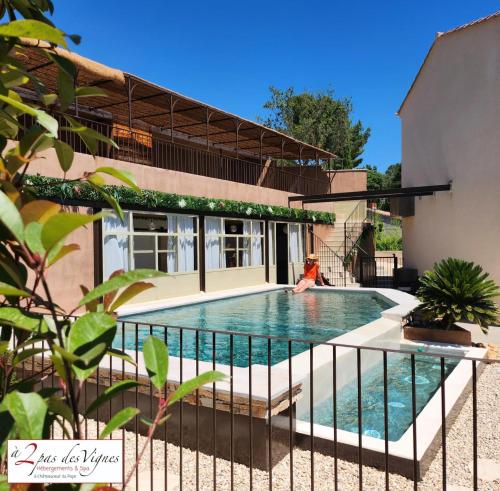 Les Maisons Et Le Spa De A 2 Pas Des Vignes A Chateauneuf Du Pape — Chateauneuf Du Pape