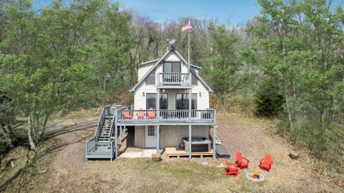 Chalet w Hot Tub Fire Pit Deck Grill & Games — 4-Star Luxury Hotel in Romney, United States