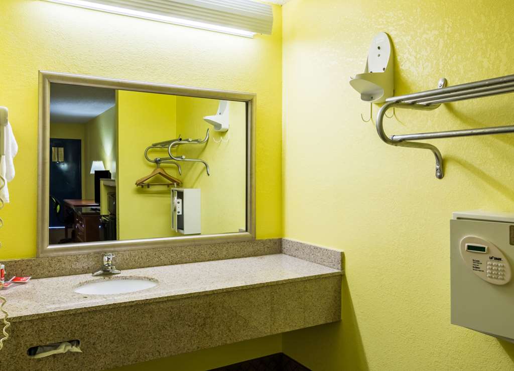 Econo Lodge Picayune - photo 15