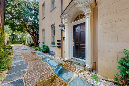 Rainbow Row Pied A Terre in Charleston, United States