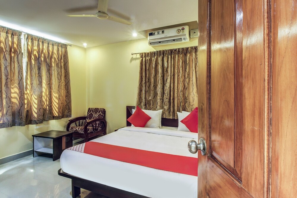 OYO 28047 Hotel Galaxy Residency in Hubli, India