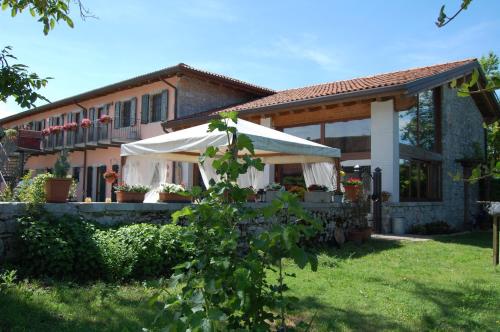 Agriturismo Borgovecchio — 4-Star Luxury Hotel in Romans D'isonzo, Italy