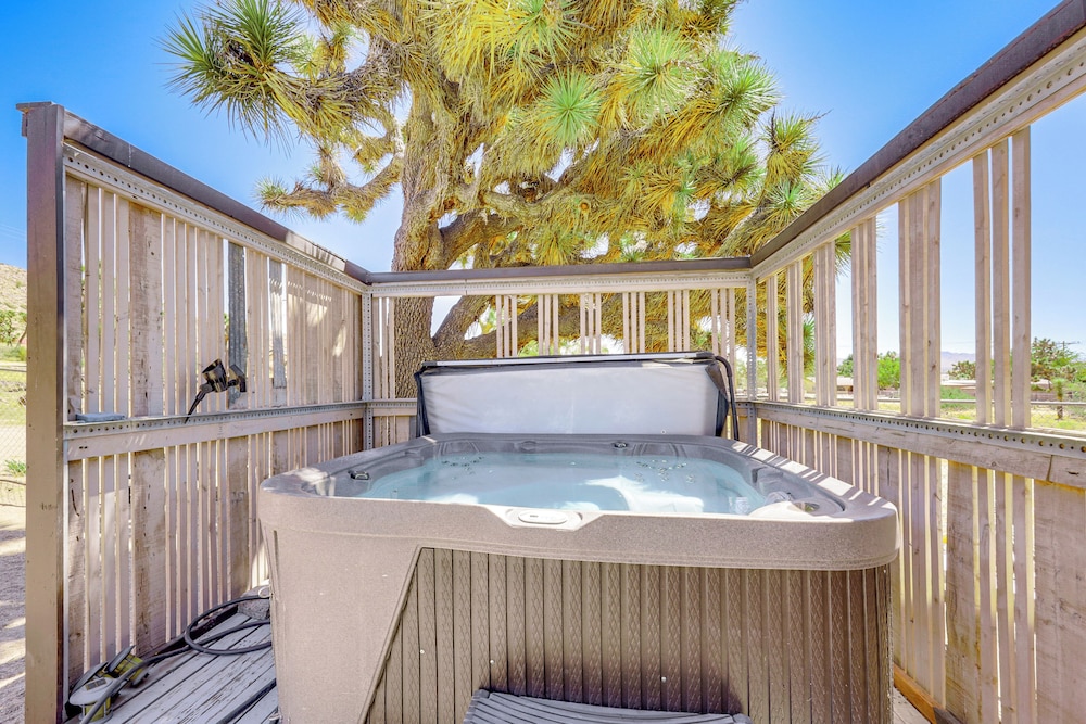 Yucca Valley Oasis w Hot Tub Near Joshua Tree — hotel in Yucca Valley